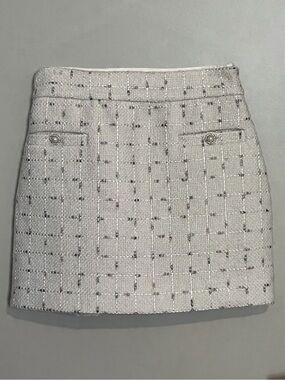 Assignment Woman’s White Tweed Mini Skirt with Pearl-Style Buttons Sz M
